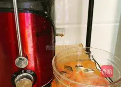 Illustration of how to make flower-shaped watermelon steamed buns 3