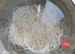 Illustration of how to make noodles with scallion oil 2