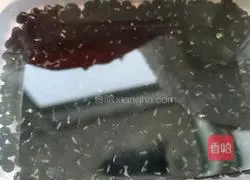 Illustration of how to make peanut black soy milk 2