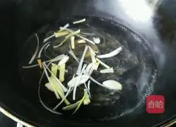 Illustration of how to make mushroom and meat slices soup 7