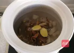 Illustration of how to make lotus root and duck leg stew 9