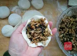 Illustration of how to make vegetarian buns 17