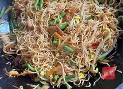 Illustration of how to make steamed braised noodles 4