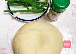 Illustration of how to make scallion hand-pulled pancakes (lard yeast version) 5
