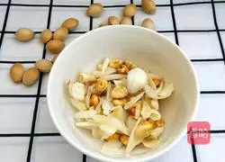 Tremella lily and ginkgo soup recipe 2