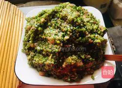 Illustration of how to make big meat dumplings with chives and sprouts 11