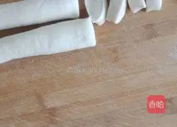 Illustration of how to make mutton, scallion and dumplings 6