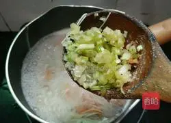 Illustration of how to make celery and carrot meat slices noodles 7
