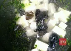 Illustration of how to make fungus and tofu soup 5