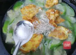 Illustration of how to make loofah egg soup 8