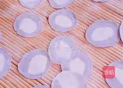 Illustration of how to make mulberry and leek dumplings 13