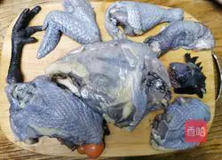 Illustration of how to make ginseng, cordyceps, snail, carrot and black-bone chicken soup 3