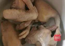 Illustration of how to make American ginseng stewed pigeon soup 2