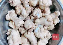 Chicken chestnut soup | Illustration of how to nourish the skin and nourish the kidneys 4