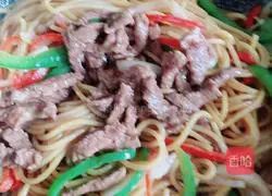 Illustration of how to make black pepper shredded beef fillet fried spaghetti 7
