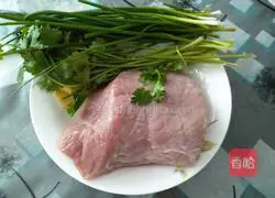 Illustration of how to make fresh meat wontons 1