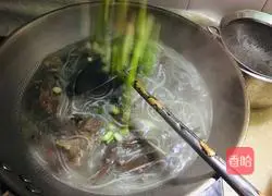 Illustration of how to make duck blood vermicelli and mutton soup 6