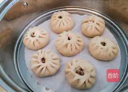 Illustration of how to make pork vermicelli buns 10