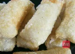 Illustration of how to make banana rolls 7