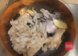 Illustration of how to cook capon stewed with fish maw and red dates 5