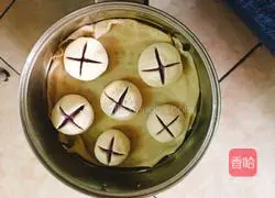 Illustration of how to make two-color plum blossom steamed buns 7