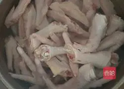 Illustration of how to soak chicken feet at home 1