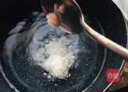 Illustration of how to make glutinous rice and egg drop soup 2