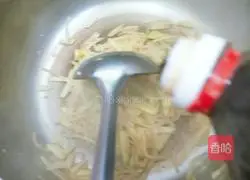 Illustration of how to make radish braised noodles 5