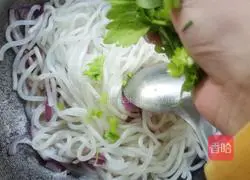 Illustration of how to make fried QQ noodles 9