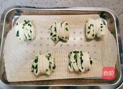 Illustration of how to make spring onion rolls 16