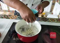 Illustration of how to make spicy and sour whitebait soup 5