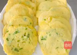 Illustration of how to make green onion egg pancake 6