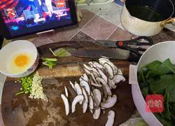 Homemade Warm Soup | Illustration of how to make spinach, mushroom and egg soup 1