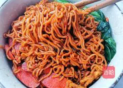 Illustration of how to make delicious fried instant noodles 15