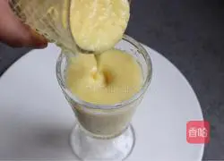 Illustration of how to make pineapple milkshake 3