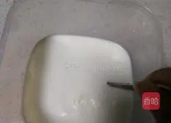 Illustration of how to make yogurt rainbow cup 6