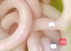 Illustration of how to make grass root small intestine soup 1