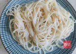 Illustration of how to make green pepper and shredded pork cold noodles 12