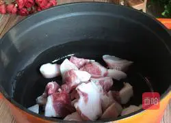 Illustration of how to make pork belly and winter melon soup 2