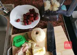 Illustration of how to make apple and red date juice 2