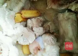 Illustration of how to make carrot and lotus root slices tube bone soup 5