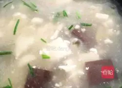 Illustration of how to make a bowl of pig blood and tofu soup in winter 5