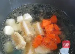 Illustration of how to make black chicken soup 6