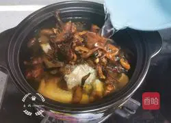 Illustration of how to make hazel mushroom stewed chicken soup 8