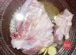 Illustration of how to make mutton (fish and sheep) soup 1