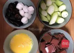 Illustration of how to make loofah, duck blood and fish ball soup 1