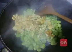 Illustration of how to make broad beans and scrambled eggs 11