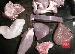 Illustration of how to make pig offal soup 1