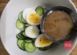 Illustration of how to make cucumber and egg salad 10