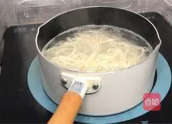 Chicken shreds Illustration of making cold noodles 13